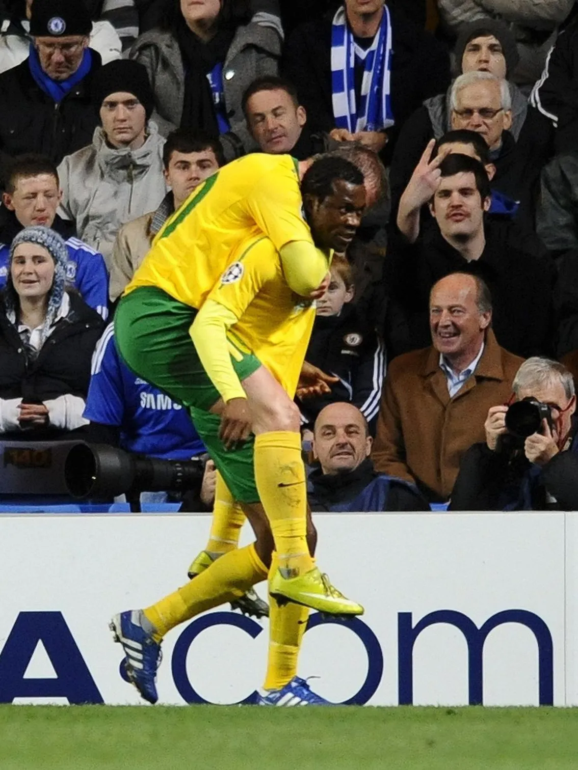 Babatounde Bello a na jeho chrbte Tomáš Majtán (obaja Žilina ) sa tešia z gólu v zápase Ligy majstrov  medzi Chelsea FC - MŠK Žilina.