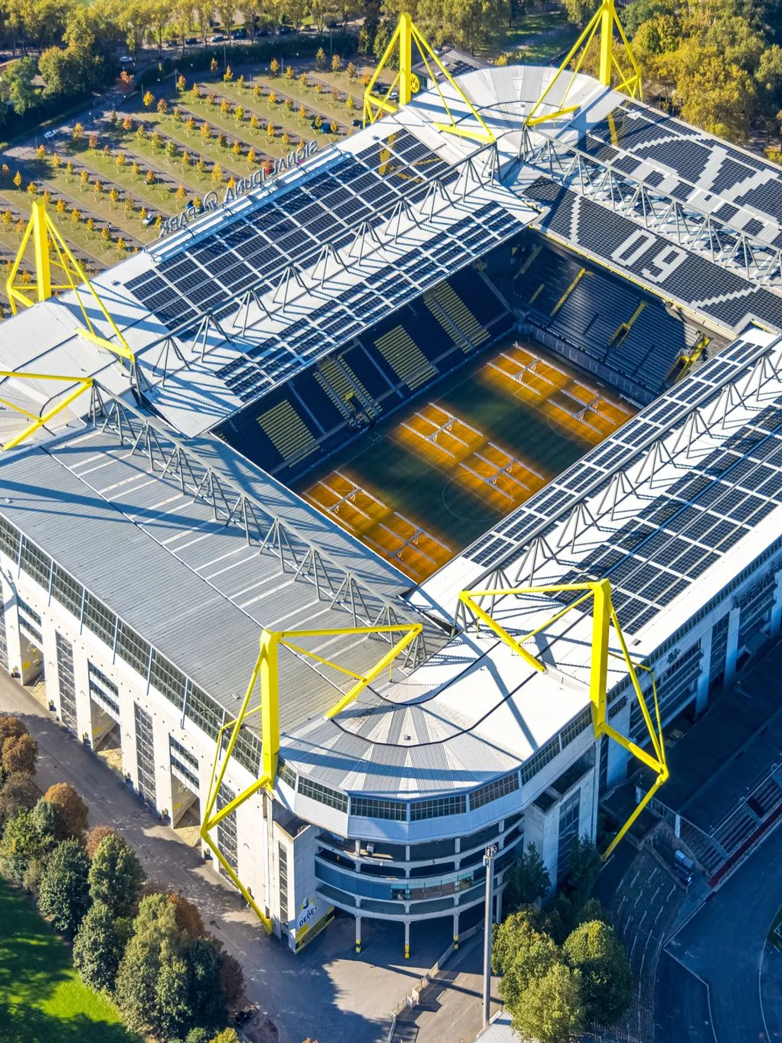 Signal Iduna Park, známy aj ako Westfalenstadion v Dortmunde, jeden z najväčších a najslávnejších futbalových štadiónov na svete.