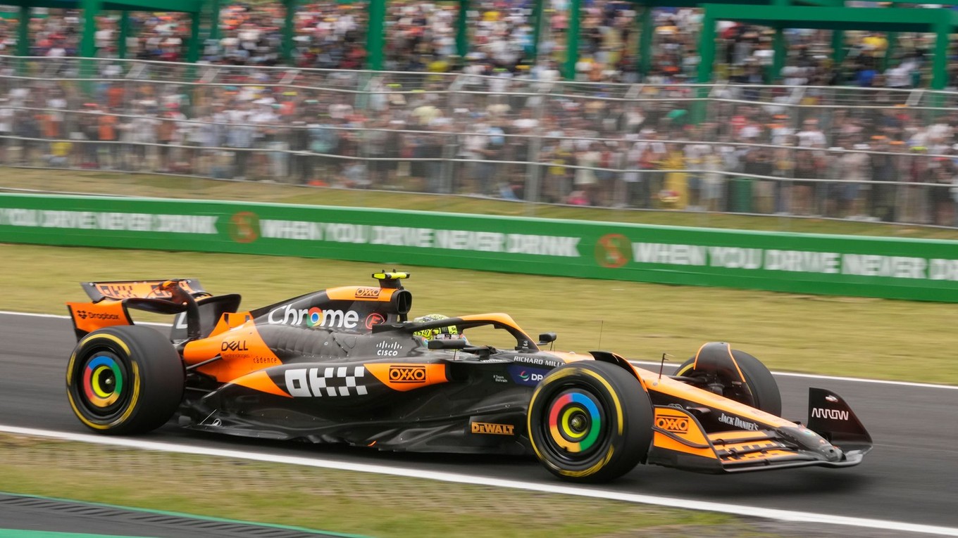 Jazdec tímu McLaren Lando Norris na okruhu Interlagos v Brazílii. 