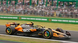 Jazdec tímu McLaren Lando Norris na okruhu Interlagos v Brazílii. 