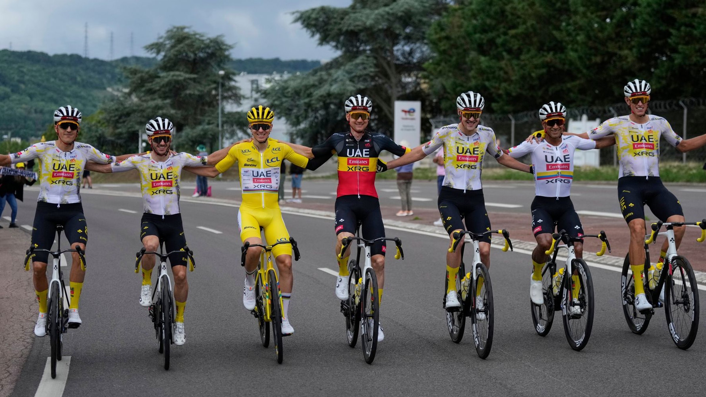 Cyklistický tím UAE Emirates sa teší z víťazstva Tadeja Pogačara na Tour de France 2025.