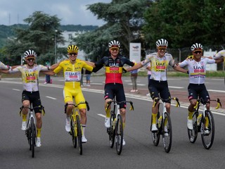 Cyklistický tím UAE Emirates sa teší z víťazstva Tadeja Pogačara na Tour de France 2025.