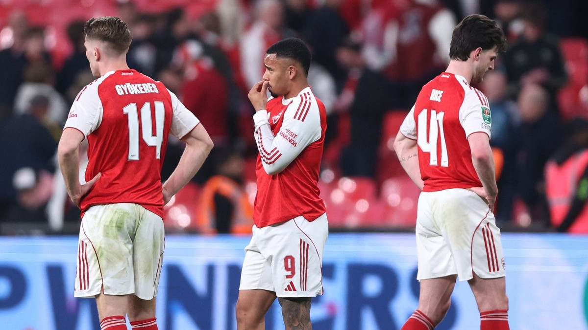 Na snímke sú futbalisti Arsenalu, zľava Viktor Gyökeres, Gabriel Jesus a Declan Rice.