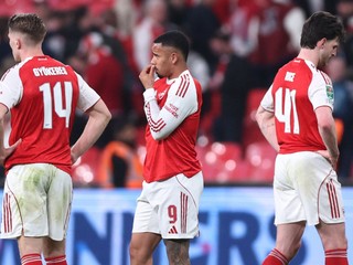 Na snímke sú futbalisti Arsenalu, zľava Viktor Gyökeres, Gabriel Jesus a Declan Rice.