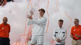 Jannik Sinner oslavuje zisk trofeje
