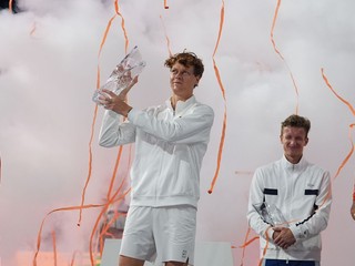 Jannik Sinner oslavuje zisk trofeje