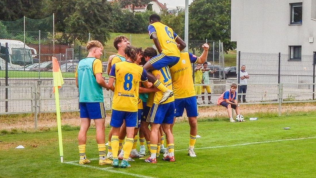 Futbalisti Pohronia dvakrát prehrávali, napriek tomu však oslavujú triumf