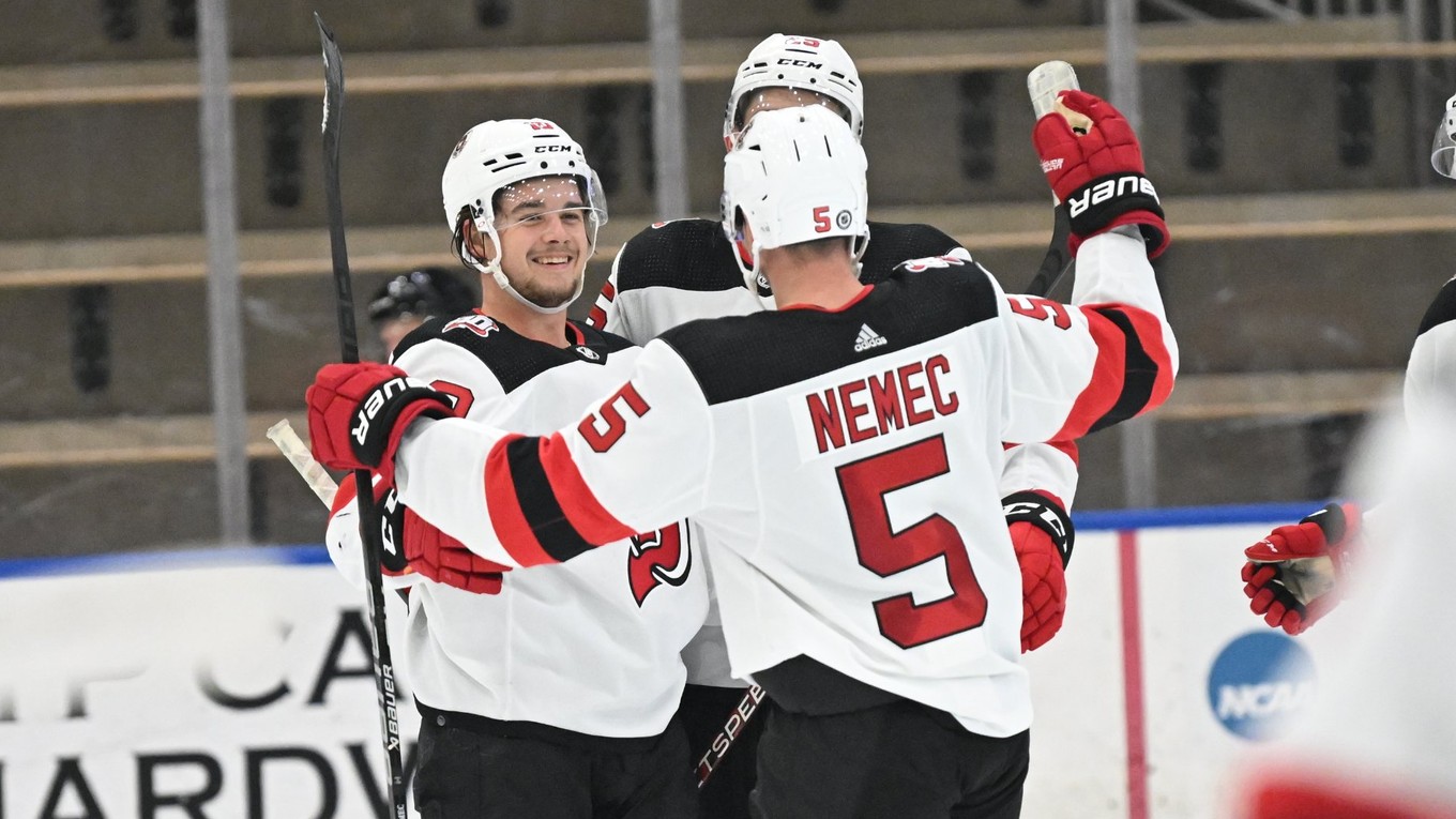 Šimon Nemec sa raduje so spoluhráčmi z New Jersey Devils na turnaji Prospects Challenge 2022.