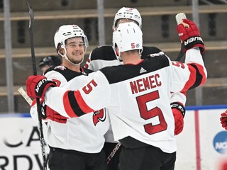 Šimon Nemec sa raduje so spoluhráčmi z New Jersey Devils na turnaji Prospects Challenge 2022.