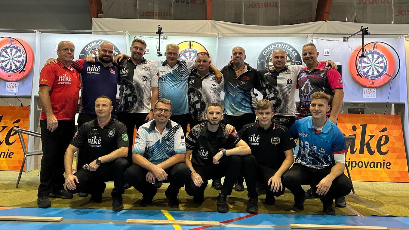 Slovenskí šípkari a účastníci jesennej Niké Darts League 2024.