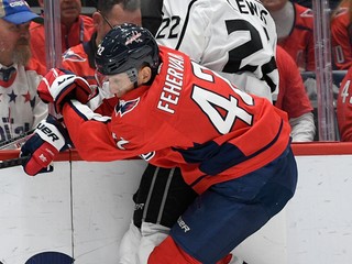 Martin Fehérváry v drese tímu Washington Capitals v NHL, ilustračná fotografia.