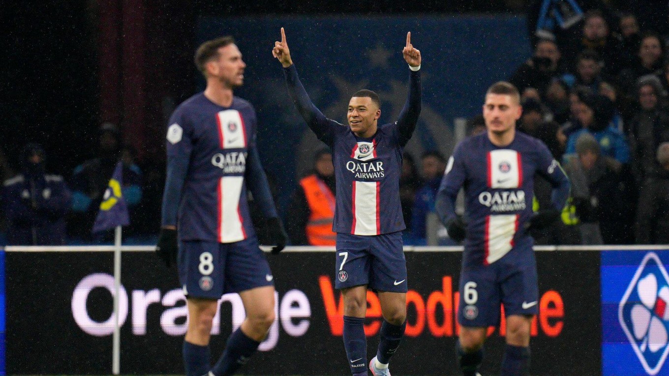 Francúzsky útočník Kylian Mbappé po góle v zápase s Marseille.