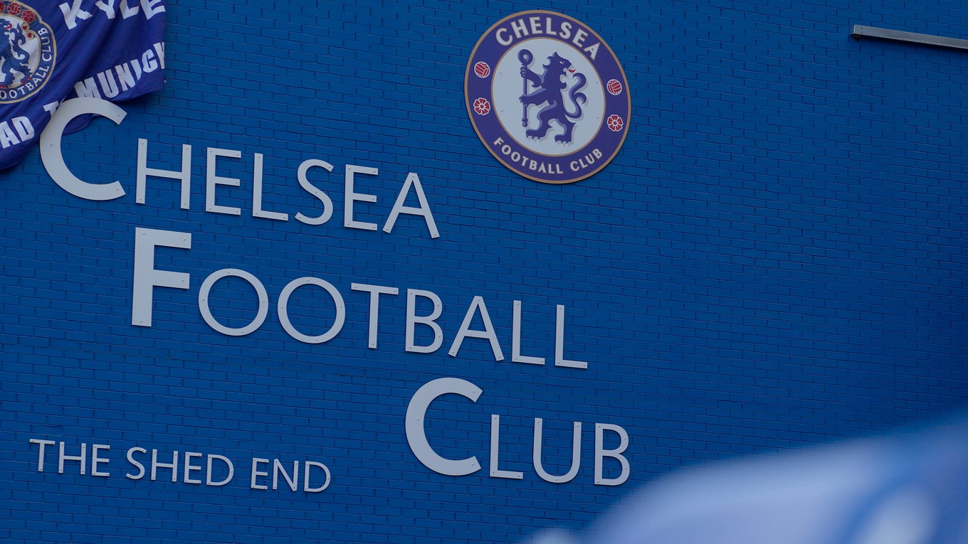 Logo FC Chelsea na Stamford Bridge.