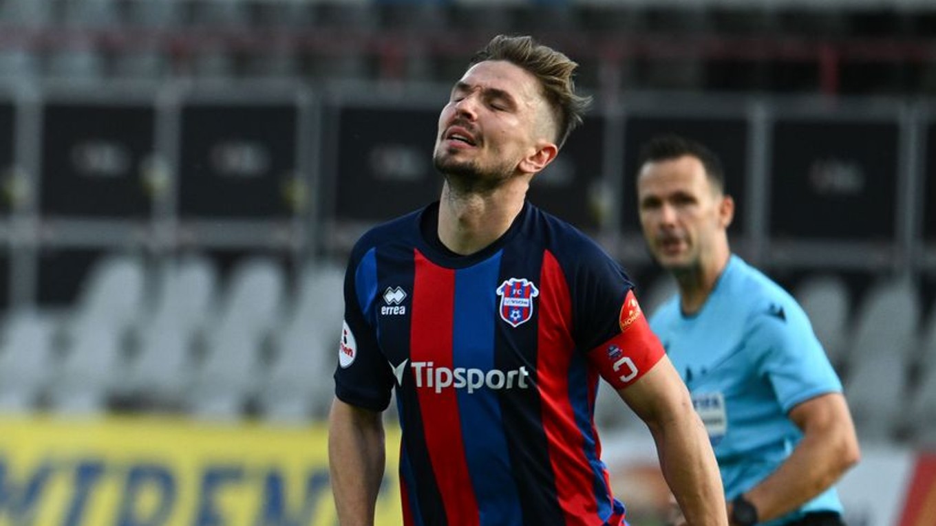 Futbalista a kapitán ViOnu Zlaté Moravce Denis Duga.