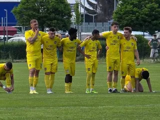 Hráči Sniny počas penaltového rozstrelu v zápase Snina - Lehota pod Vtáčnikom.