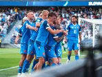 Slovenskí reprezentanti do 21 rokov sa radujú zo streleného gólu do siete Španielska.