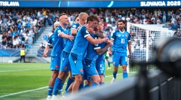 Slovenskí reprezentanti do 21 rokov sa radujú zo streleného gólu do siete Španielska.
