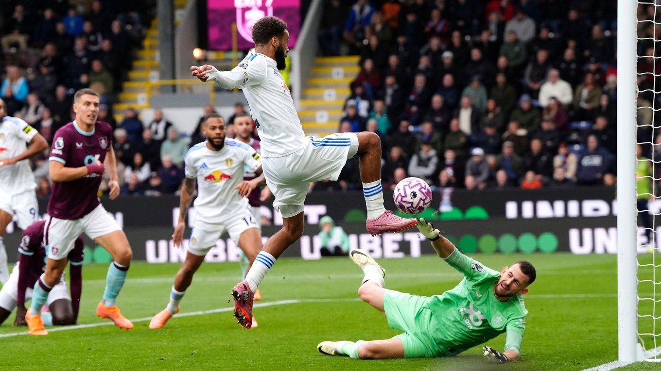 Martin Dúbravka v zápase proti Leedsu United.