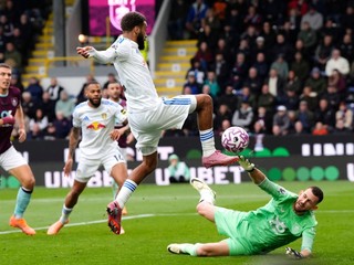 Martin Dúbravka v zápase proti Leedsu United.
