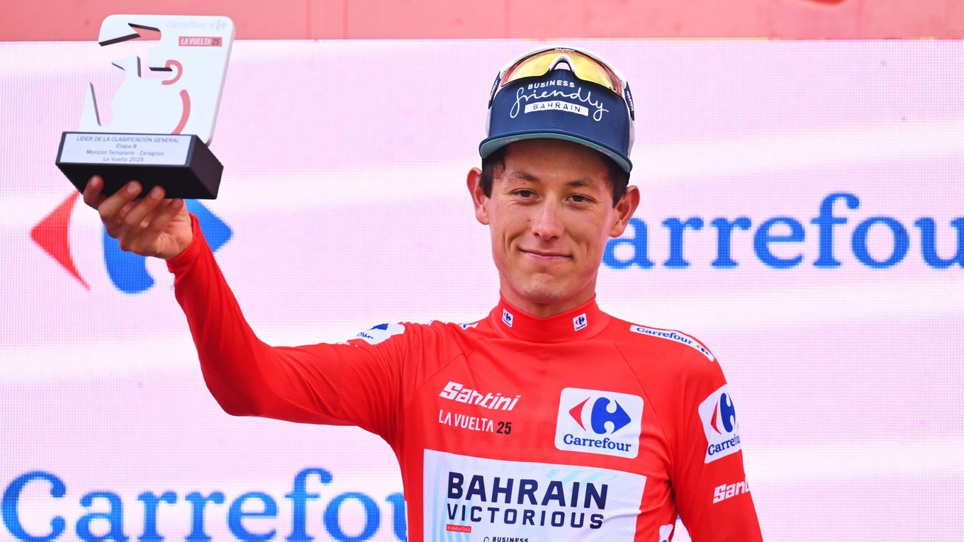 Nórsky cyklista Torstein Traeen v červenom drese pre lídra pretekov Vuelta a Espaňa 2025. 