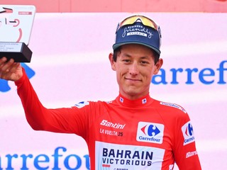 Nórsky cyklista Torstein Traeen v červenom drese pre lídra pretekov Vuelta a Espaňa 2025. 