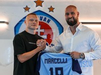 Odchovanec Slovana Bratislava Nino Marcelli a generálny riaditeľ klubu Ivan Kmotrík mladší.