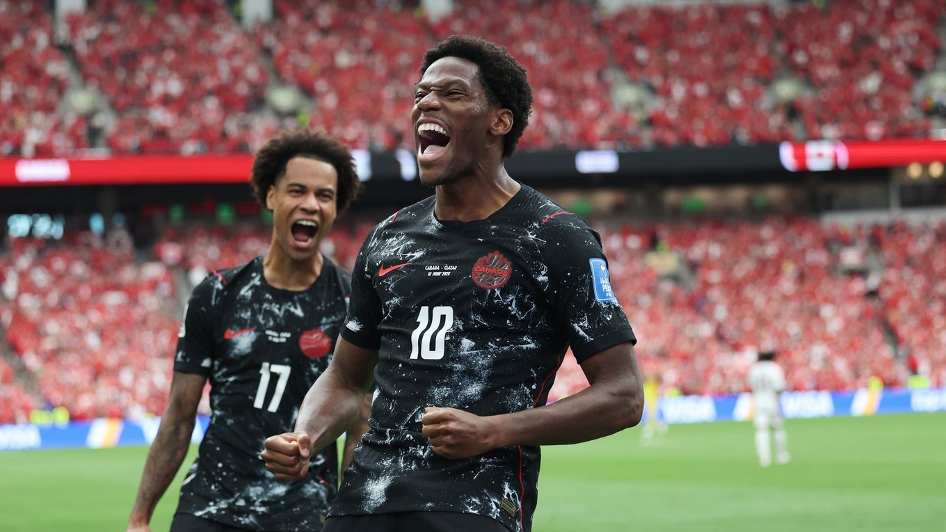 Kanaďan Jonathan David (10) oslavuje gól do siete Kataru na MS vo futbale 2026.