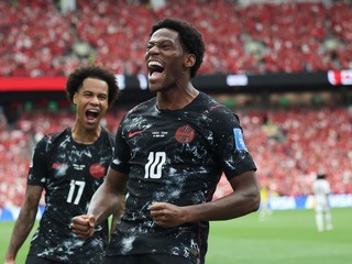 Kanaďan Jonathan David (10) oslavuje gól do siete Kataru na MS vo futbale 2026.