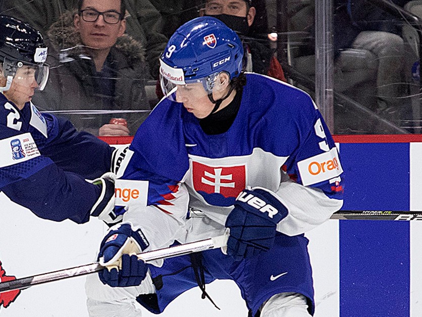 Adam Žlnka v zápase Slovensko - Fínsko na MS v hokeji do 20 rokov 2023.