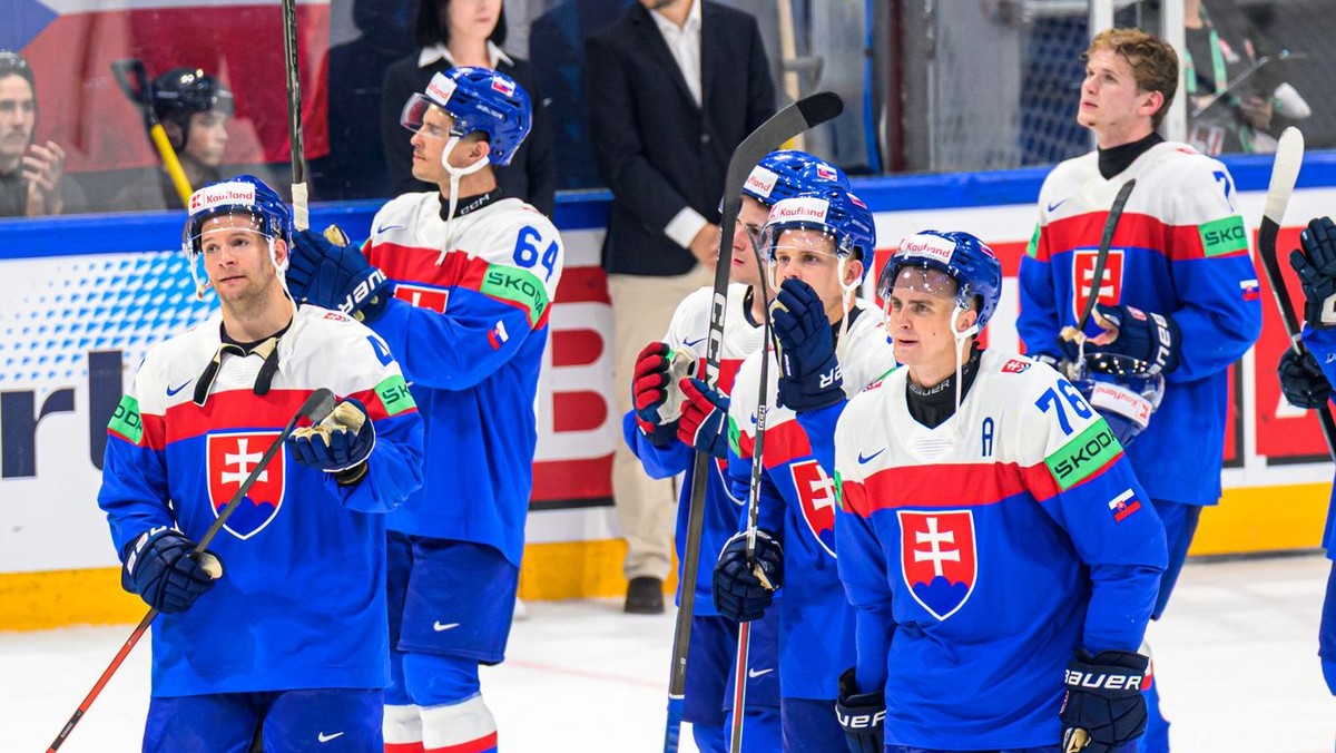 Hráči Slovenska po prehre so Švédskom na MS v hokeji 2026.