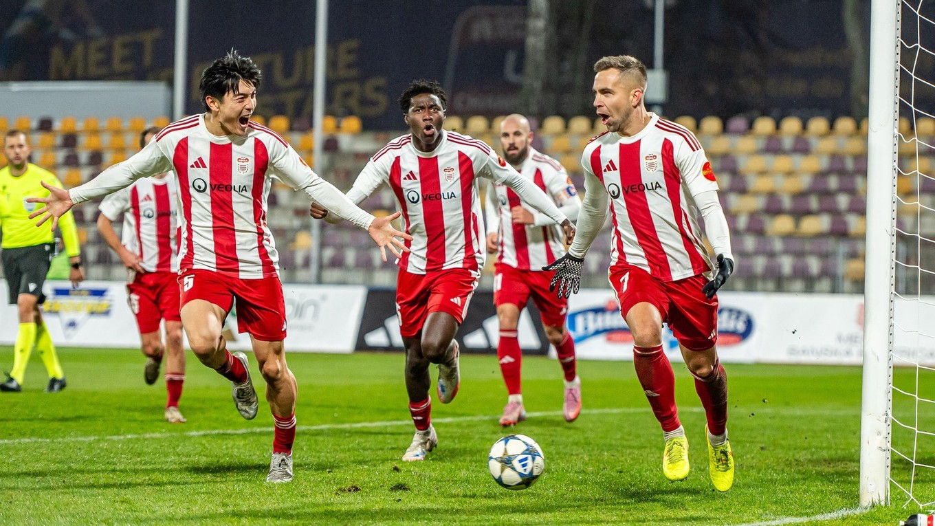 Radosť hráčov MFK Dukla Banská Bystrica v zápase so Zlatými Moravcami.