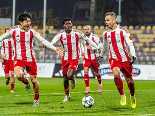 Radosť hráčov MFK Dukla Banská Bystrica v zápase so Zlatými Moravcami.