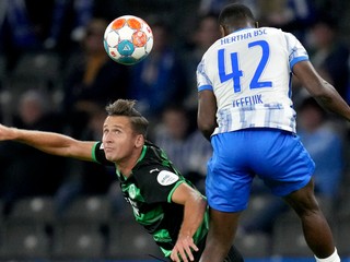 Futbalisti Fürthu (v zelenom) si pripísali premiérové víťazstvo v sezóne.