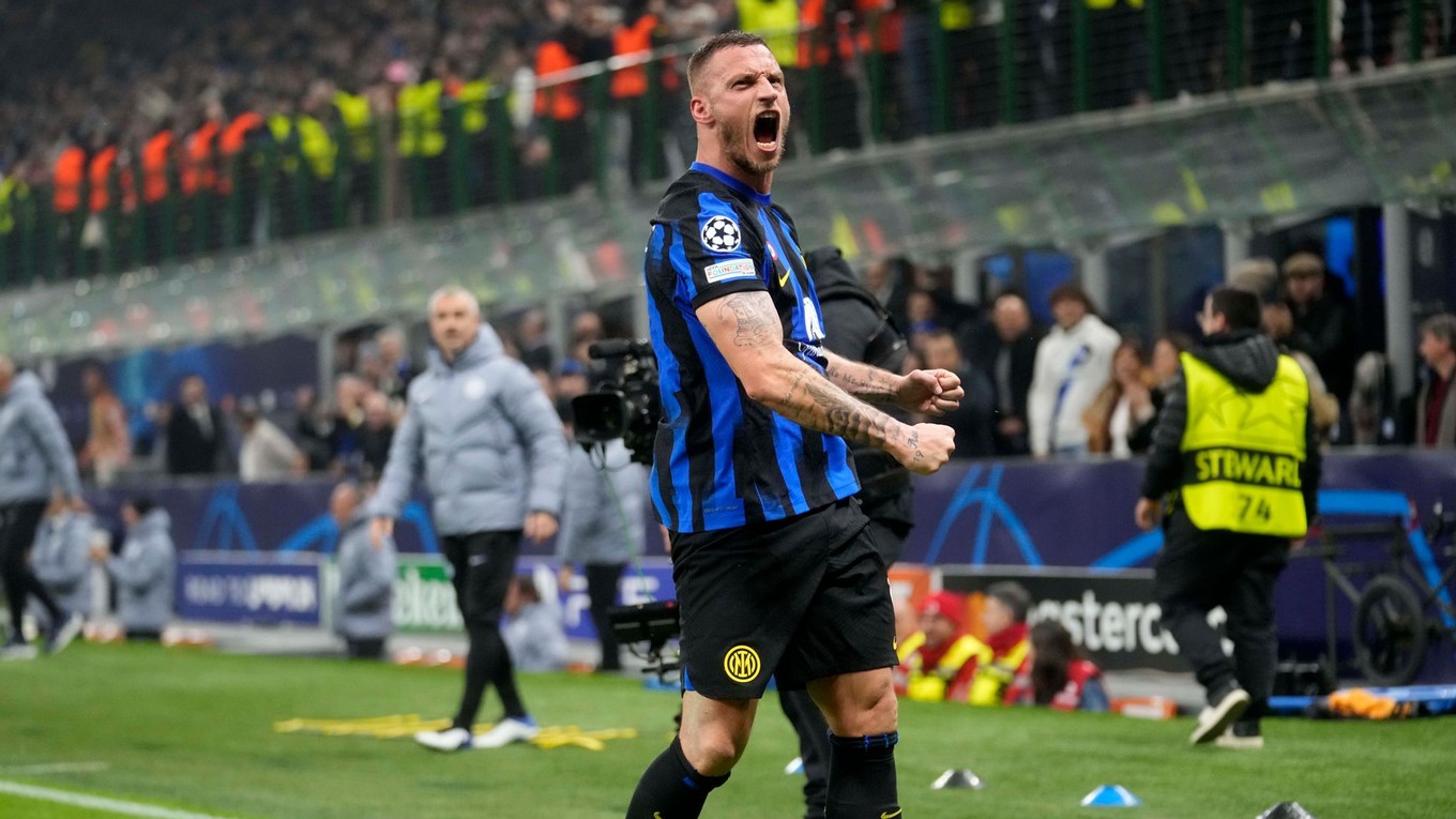 Marko Arnautovič oslavuje gól v zápase Inter Miláno - Atletico Madrid v osemfinále Ligy majstrov
