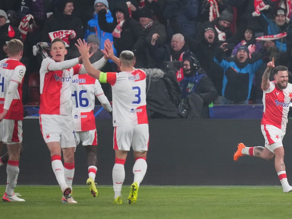 Slavia Praha oslavuje gól. 