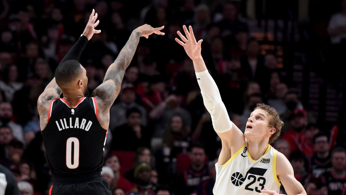 Damian Lillard z Portland Trail Blazers (vľavo) a Lauri Markkanen z Utah Jazz v NBA.