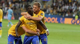 Futbalisti Dubajskej Stredy oslavujú gól v zápase 7. kola Niké ligy.