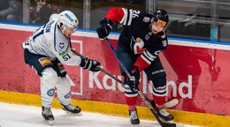 Luke Green (vľavo) a Tomáš Török počas zápasu HC Slovan Bratislava - HK Nitra.