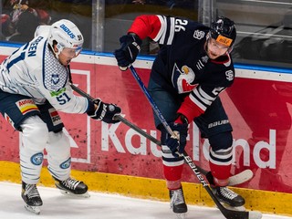 Luke Green (vľavo) a Tomáš Török počas zápasu HC Slovan Bratislava - HK Nitra.