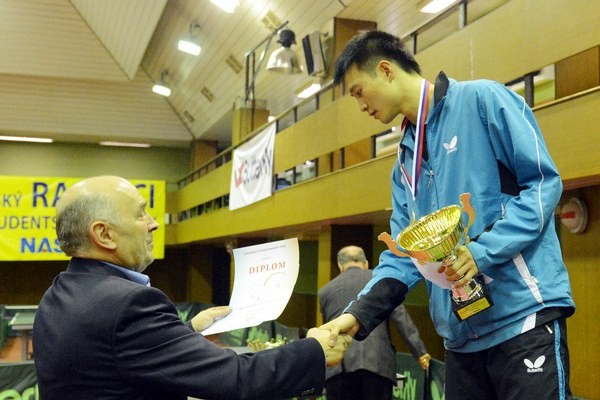 SR-Tischtennismeister ist ein chinesischer Junge, der Spaß beim Spielen hat