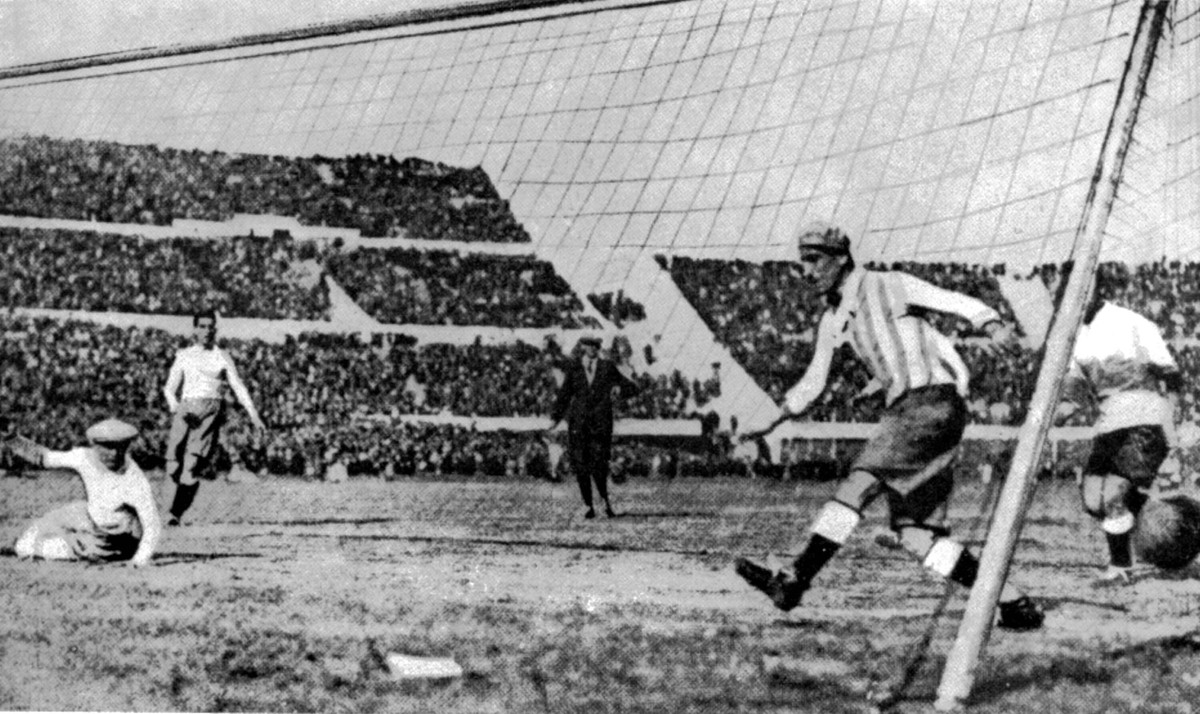 Bizarný spor o loptu, aj vyhrážky smrťou. Prvé MS vo futbale zachraňoval rumunský kráľ