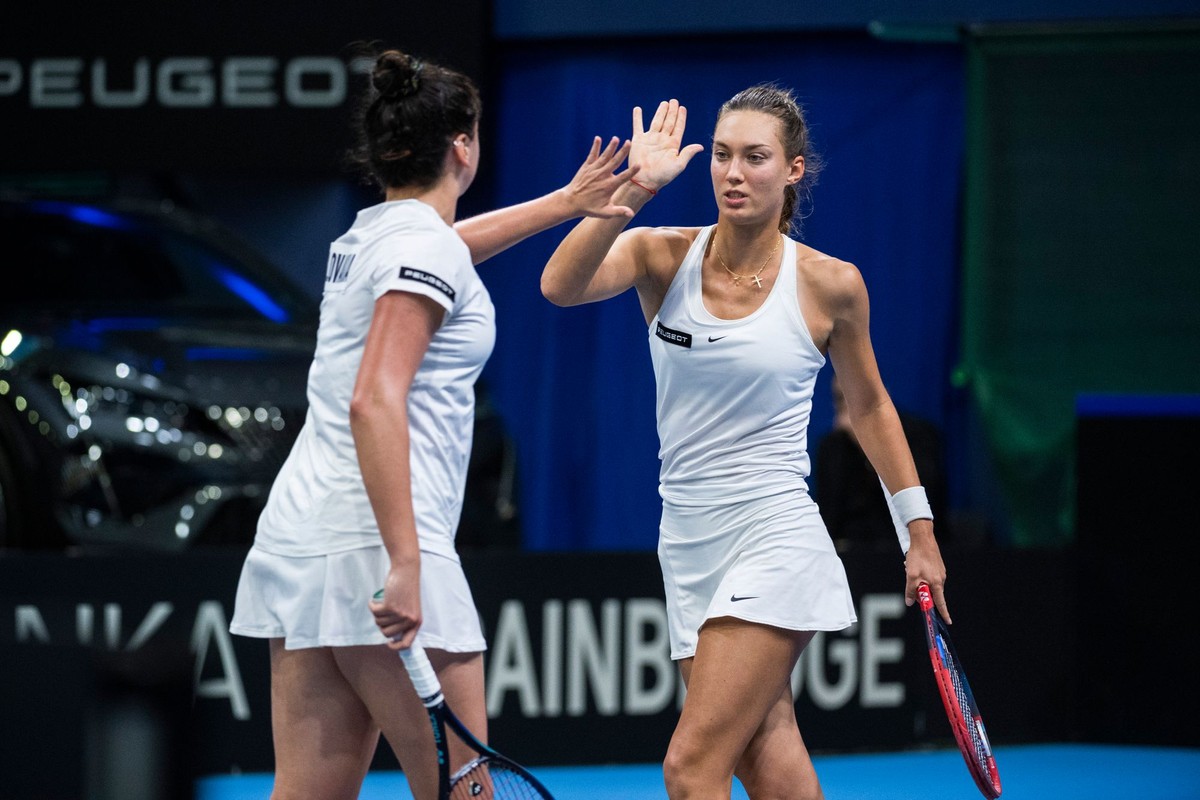 Hrunčáková s Mihalíkovou sú už v osemfinále štvorhry Wimbledonu, vyradili domáce tenistky