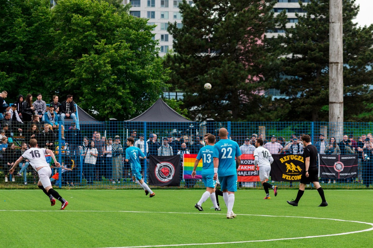 Hudba, piknik, dúha, žiadne urážky ani mecenáš. Kozmos je iný futbalový svet