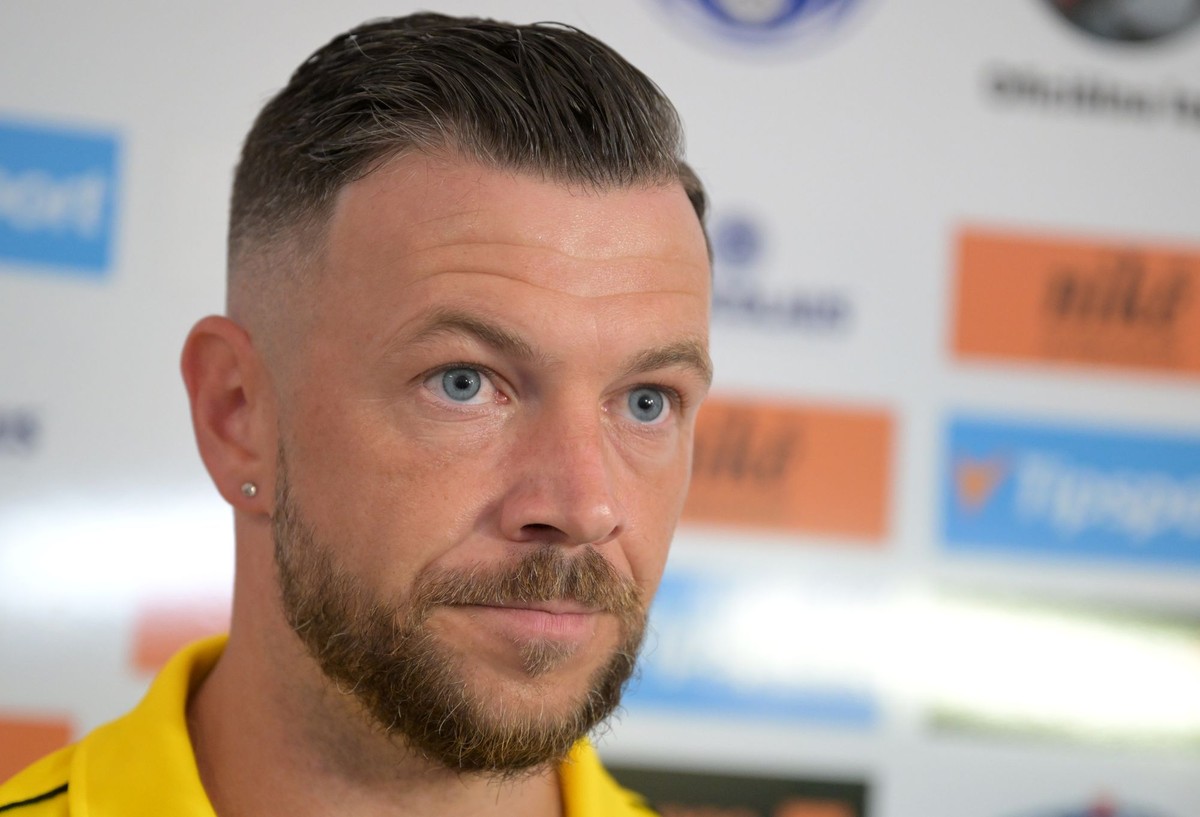 Má vyše 200 ligových štartov a trikrát operovanú achilovku. Futbal v tretej lige ho baví