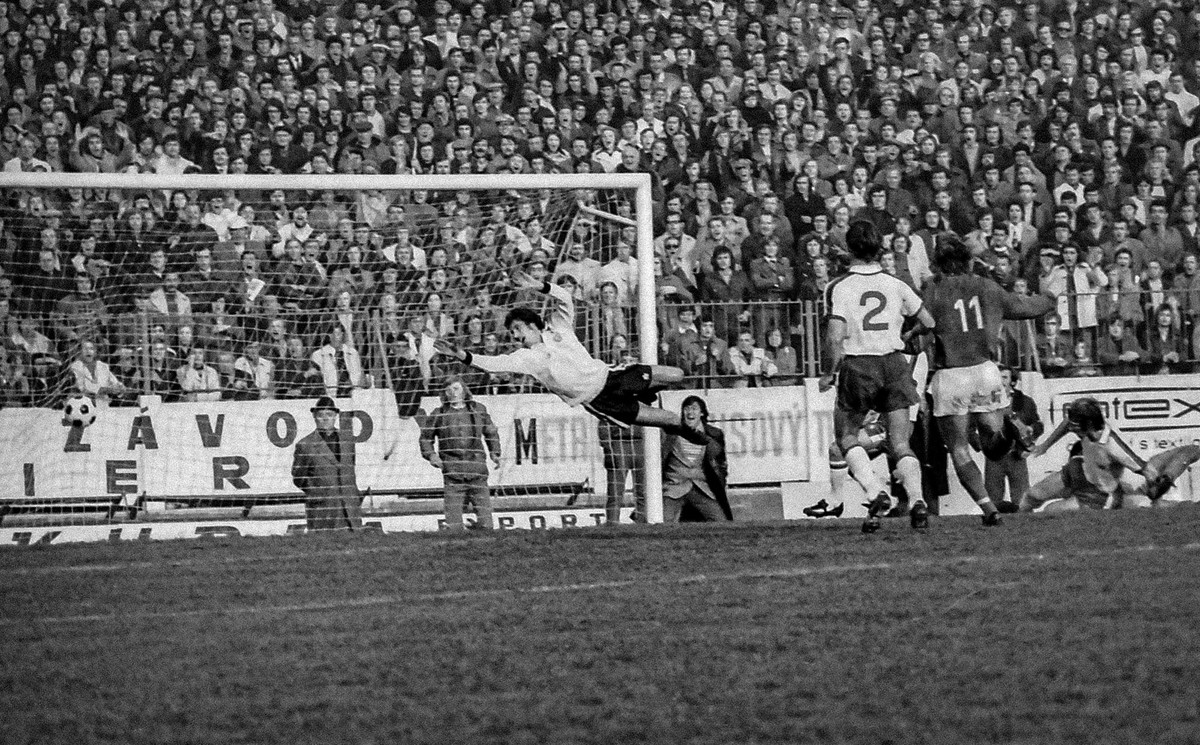 Motto znelo: Len cez moju mŕtvolu. Angličanov chcelo v Bratislave vidieť 150-tisíc ľudí