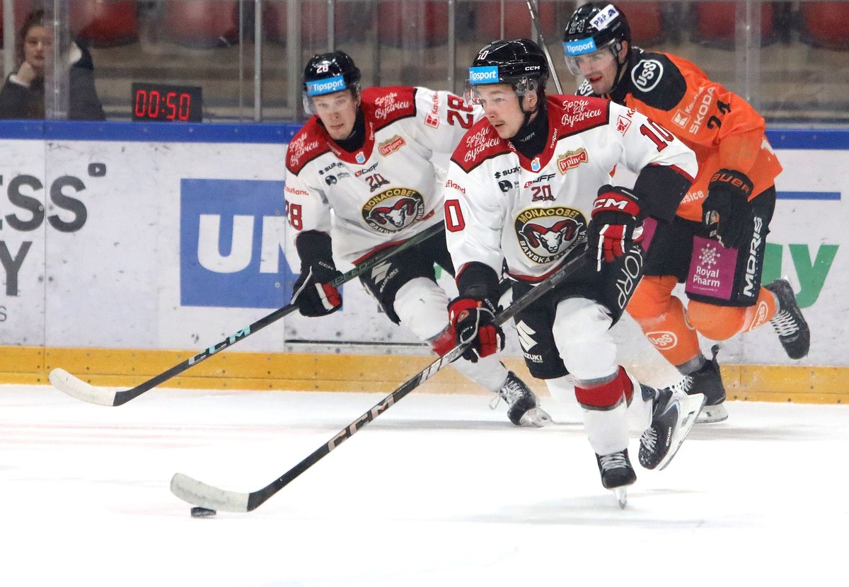 Narodil sa v Poľsku, je Ukrajinec a hrá za Slovensko. Šikovný útočník bojuje o šampionát