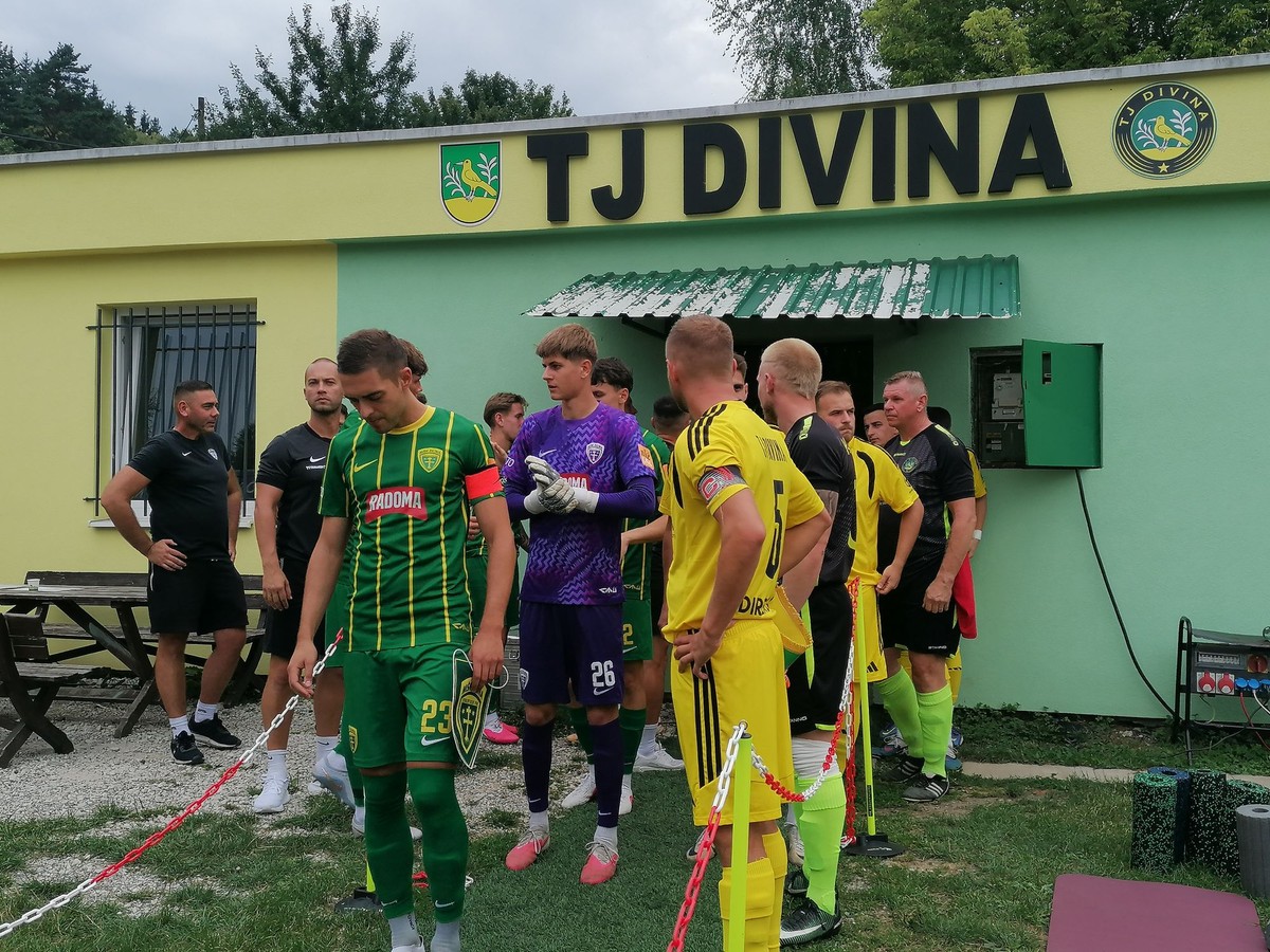 Lepšieho súpera mať nemohli. Hráči z dediny rozdávali podpisy, zažili nezabudnuteľný zápas