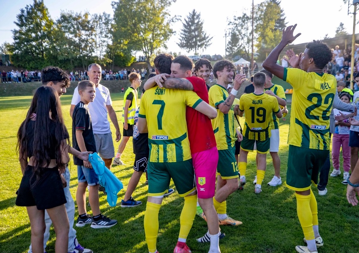 Potrebovali vidieť brankára v akcii, stal sa mužom zápasu. Ako dedinský tím vyradil lídra ligy