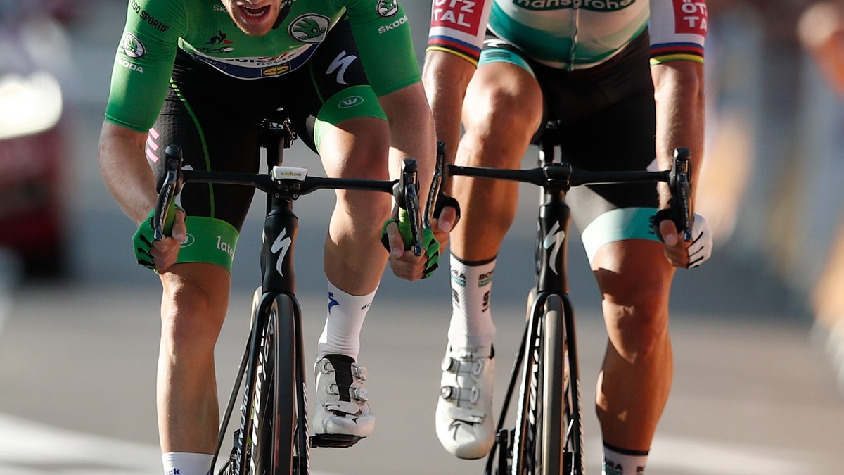 Sam Bennett (vľavo) a Peter Sagan v závere 19. etapy na Tour de France 2020.