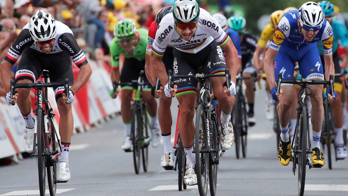 Peter Sagan (v strede) v šprintérskom súboji so súpermi.
